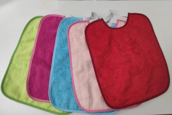 Babero grande 25x30 plastico y goma 002